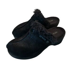 Crocs Black Cobbler Suede Leather Faux Fur Lined Slip-On Clogs Size 9 Shoes.